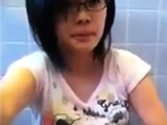 Amateur Asian Girl in Glasses Masturbating